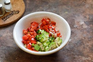 Брускетты с крабовыми палочками и авокадо Брускетты с крабовыми палочками и авокадо