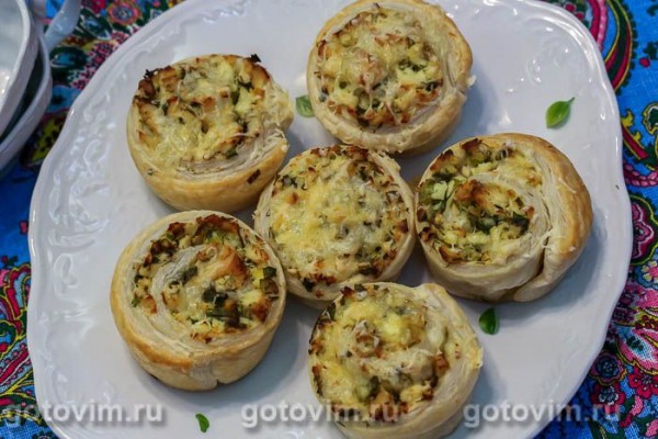 Булочки-завитушки с курицей и яйцом