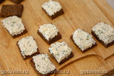 Бутерброды с красной икрой и творогом и укропом Бутерброды с красной икрой и творогом и укропом