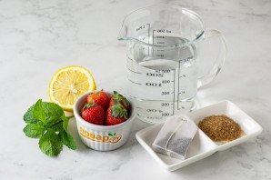 Чай с клубникой и мятой Чай с клубникой и мятой