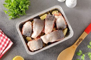 Горбуша с баклажанами в духовке