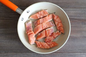 Горбуша со шпинатом и сливками