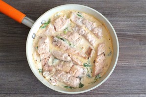 Горбуша со шпинатом и сливками