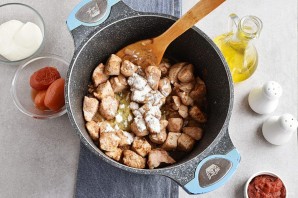 Гуляш из индейки с подливкой