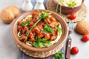 Гуляш из индейки с подливкой