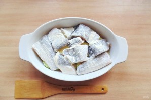 Хек с кабачками в духовке