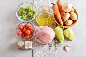 Индейка с овощами на сковороде