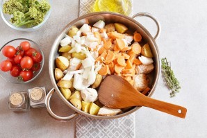 Индейка с овощами на сковороде