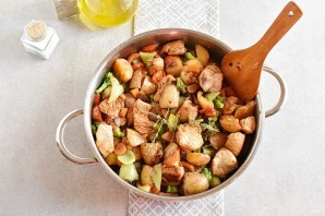 Индейка с овощами на сковороде