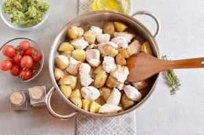 Индейка с овощами на сковороде