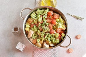 Индейка с овощами на сковороде