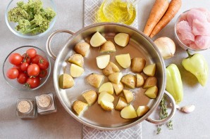 Индейка с овощами на сковороде