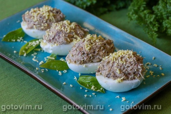 Яйца, фаршированные консервированной рыбой