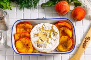 Камамбер с персиками в духовке