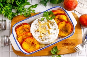 Камамбер с персиками в духовке