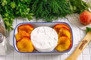 Камамбер с персиками в духовке