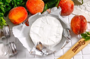 Камамбер с персиками в духовке