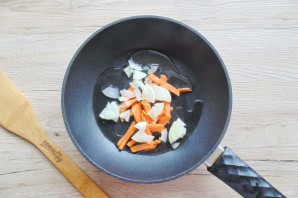 Карп запеченный в сметане с овощами