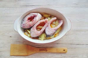 Карп запеченный в сметане с овощами