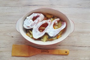 Карп запеченный в сметане с овощами