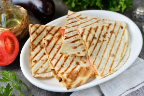 Кесадилья с курицей и баклажанами Кесадилья с курицей и баклажанами