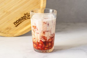 Клубничное молоко