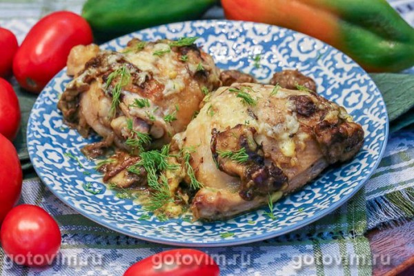 Куриные бедра, запеченные с белыми грибами и сыром в духовке