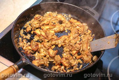 Куриные бедра, запеченные с белыми грибами и сыром в духовке