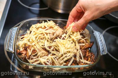 Куриные бедра, запеченные с белыми грибами и сыром в духовке