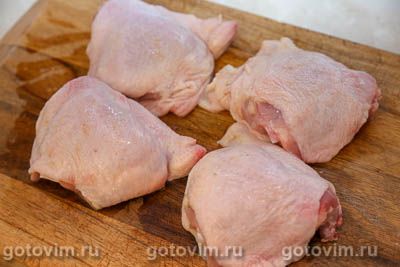 Куриные бедра, запеченные с белыми грибами и сыром в духовке