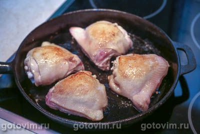 Куриные бедра, запеченные с белыми грибами и сыром в духовке