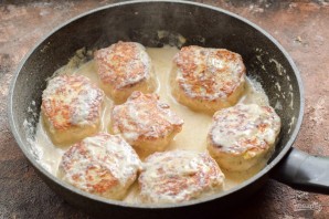 Куриные котлеты с кабачком в сливочном соусе Куриные котлеты с кабачком в сливочном соусе