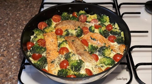 Лосось в сливках с брокколи, шпинатом, и помидорами черри, пошаговый рецепт с фото Лосось в сливках с брокколи, шпинатом, и помидорами черри, пошаговый рецепт с фото
