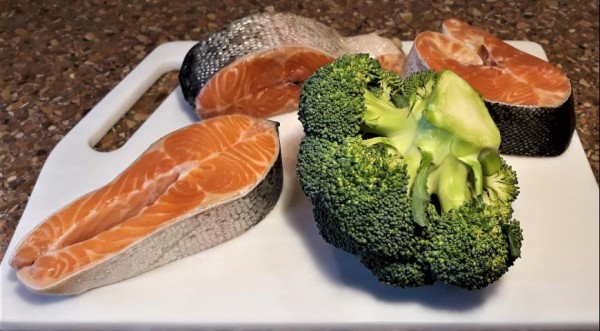 Лосось в сливках с брокколи, шпинатом, и помидорами черри, пошаговый рецепт с фото Лосось в сливках с брокколи, шпинатом, и помидорами черри, пошаговый рецепт с фото