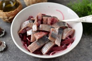 Маринованная свекла с селедкой
