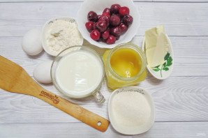 Медовый торт с вишней