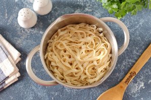 Паста с кальмарами и кабачками