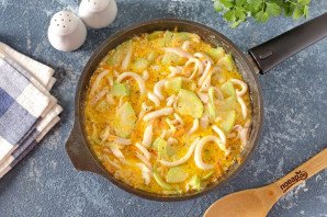 Паста с кальмарами и кабачками