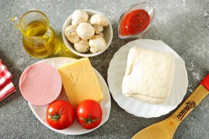 Пицца из слоеного теста в мультиварке