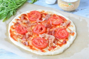 Пицца с прошутто и рукколой