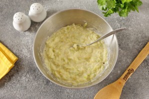 Рулет из кабачков с семгой и сыром