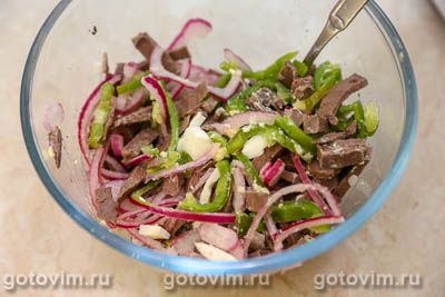 Салат из говяжьего сердца с яйцом, маринованным луком и сладким перцем Салат из говяжьего сердца с яйцом, маринованным луком и сладким перцем