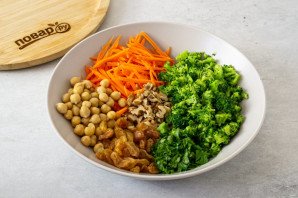 Салат из нута с брокколи