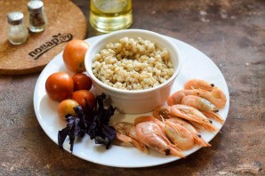 Салат с базиликом, креветками и перловкой Салат с базиликом, креветками и перловкой