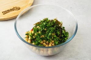 Салат с нутом и морской капустой Салат с нутом и морской капустой