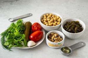 Салат с нутом и морской капустой Салат с нутом и морской капустой