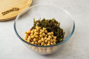 Салат с нутом и морской капустой Салат с нутом и морской капустой