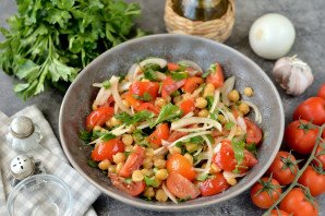 Салат с нутом и помидорами