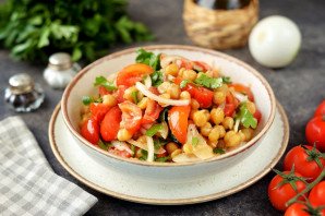 Салат с нутом и помидорами