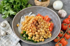 Салат с нутом и помидорами